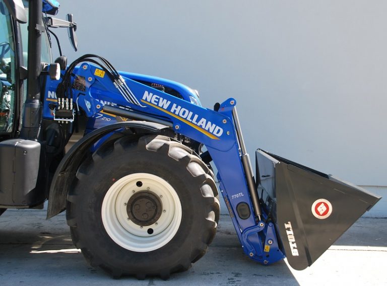 A front loader that suits awardwinning New Holland to a T7 Lynx EngineeringLynx Engineering