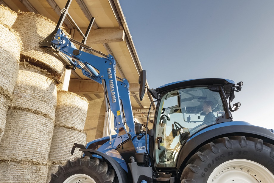 Cool in blue – Stoll and the latest New Holland T5 a perfect match