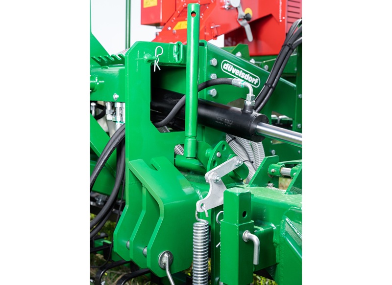 Adjustment of the levelling bar